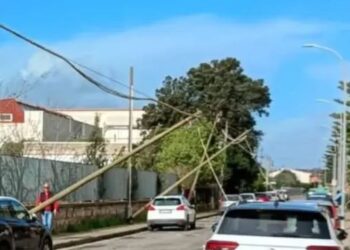 San Gavino Monreale, le forti raffiche di vento buttano giù diversi pali della luce