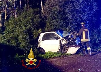 Auto esce di strada sulla Sp 19 a Olmedo, ferita una donna