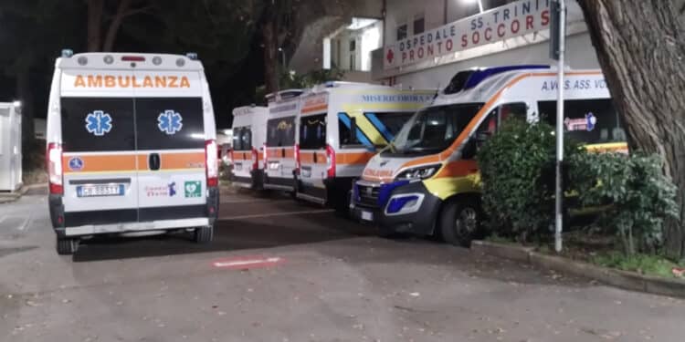 Cagliari, caos nelle notte al Ss Trinità: “Tante ambulanze in attesa, pazienti seminudi ammassati in barella”