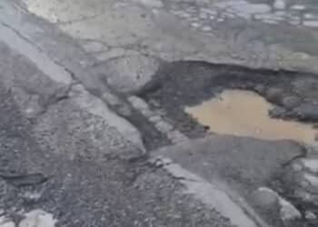 Strade di Pirri nel degrado, via Santa Maria Chiara con  buche e asfalto sconnesso: “Situazione ridicola” (VIDEO)