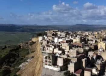 Niscemi, il maltempo non dà tregua: crolla una palazzina di 3 piani