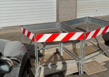 Cagliari, asfalto collassato in via Capraia fra pericolo e disagi: Abbanoa promette di intervenire