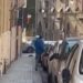 Cagliari, strage di specchietti in via Angioy: prende a calci le auto parcheggiate