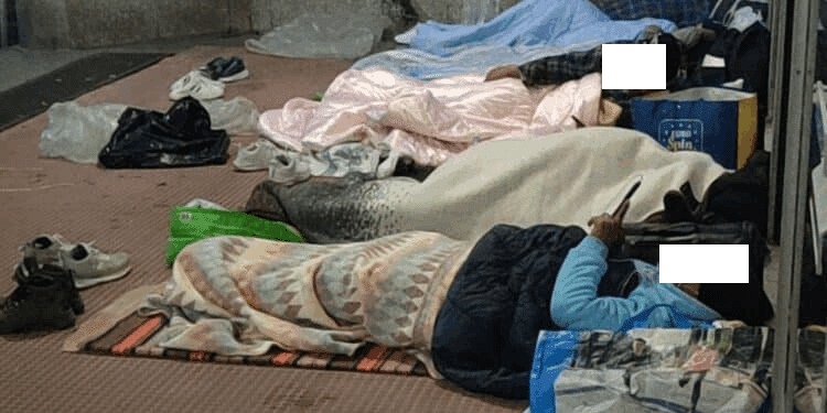 Cagliari, sempre più povertà e degrado: senzatetto accampati sotto i portici di viale Merello