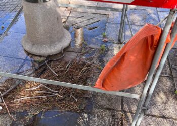 Cagliari, perdita d’acqua continua in Piazza Falcone e Borsellino: “Il Comune come interviene? Con una transenna”