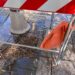 Cagliari, perdita d’acqua continua in Piazza Falcone e Borsellino: “Il Comune come interviene? Con una transenna”