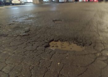 Cagliari, buche come voragini in piazza Giovanni: auto danneggiate e cittadini esasperati