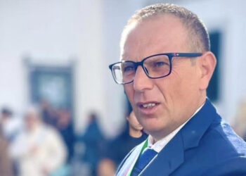 Calasetta, il sindaco Antonello Puggioni aggredito con un forcone durante una discussione con un operaio