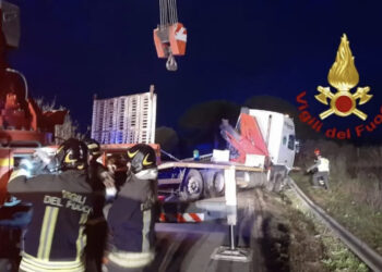 Monastir, paura sulla 128: camion esce di strada e urta il guardrail