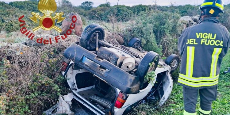 Pauroso schianto ad Aidomaggiore: l’auto esce di strada e poi si ribalta, intervengono i vigili del fuoco