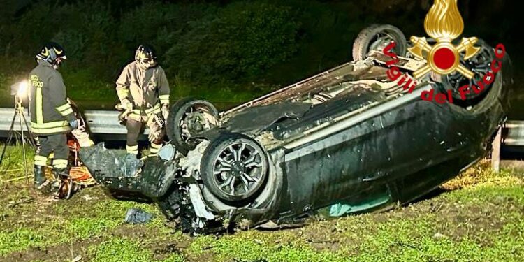 Sarroch, auto si ribalta sulla 195 bis: una persona ferita