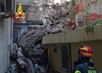 Bosa, il pauroso crollo nel vecchio seminario: “Chiuse tutte le strade intorno, evitate di passare nella zona”