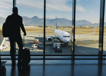 Da Napoli a Cagliari ma non per tutti: aereo più piccolo e sei passeggeri rimangono a terra tra le proteste