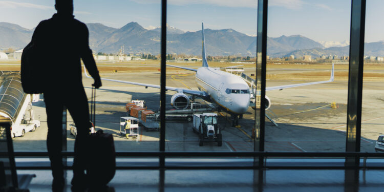 Da Napoli a Cagliari ma non per tutti: aereo più piccolo e sei passeggeri rimangono a terra tra le proteste