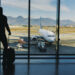 Da Napoli a Cagliari ma non per tutti: aereo più piccolo e sei passeggeri rimangono a terra tra le proteste