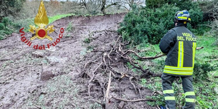 Muravera, alberi e cavi elettrici crollano in strada: famiglie isolate nel Sarrabus, crolla una casa a Sedilo