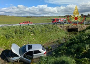 Mandas, auto esce paurosamente fuori strada e finisce dritta nel canale: sul posto i vigili del fuoco