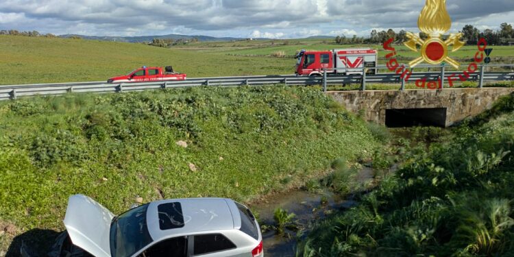 Mandas, auto esce paurosamente fuori strada e finisce dritta nel canale: sul posto i vigili del fuoco