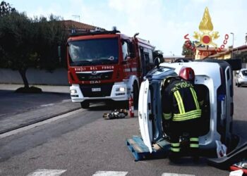 Uta, l’auto si ribalta violentemente sulla carreggiata: una donna estratta dalle lamiere dai vigili del fuoco