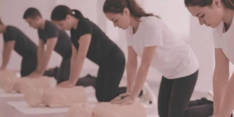 Cagliari, imparare a effettuare un massaggio cardiaco quando il cuore si ferma