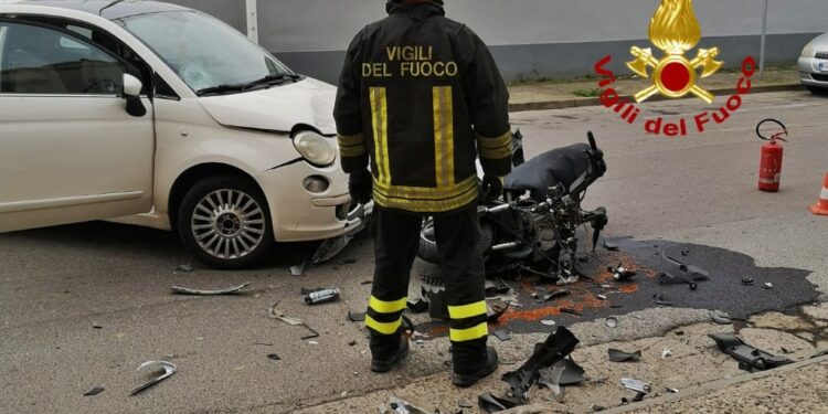 Scontro tra un’auto e uno scooter ad Assemini, un ferito in ospedale