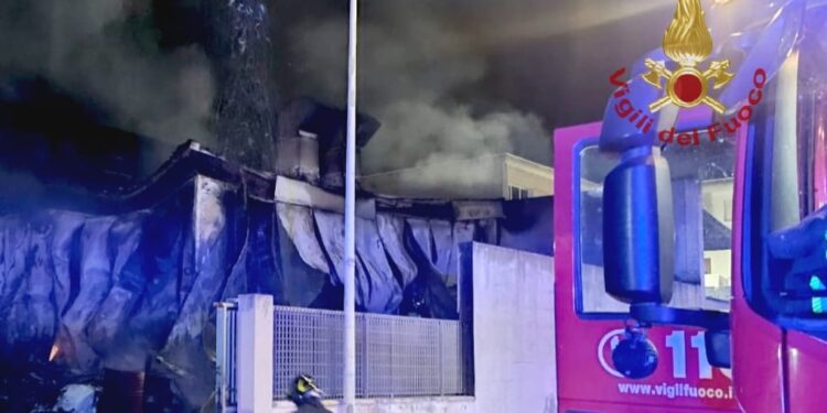 Fiamme in un’autocarrozzeria a Settimo San Pietro, intervento dei vigili del fuoco