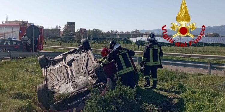 Auto finisce fuori strada e si ribalta ad Assemini, una donna in ospedale