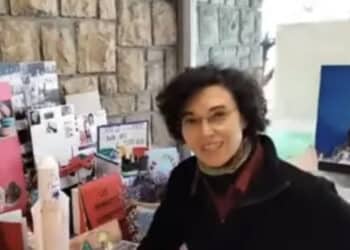 Follia a scuola: 13enne accoltella l’insegnante nei corridoi dell’istituto