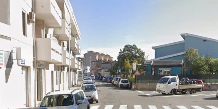 Assemini, 20enne aggredito da uno straniero durante la notte: “Pugni sulla schiena e sul volto per rapinarlo”