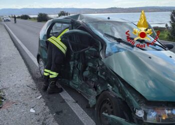 Sant’Antioco, terribile schianto tra una Dacia e una Fiat: grave una donna estratta dalle lamiere