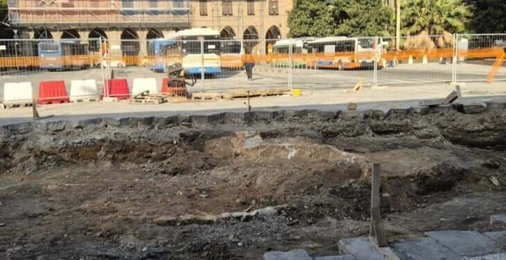 Cagliari, scoperta archeologica durante i lavori della metropolitana in Piazza Matteotti: subito stop ai lavori