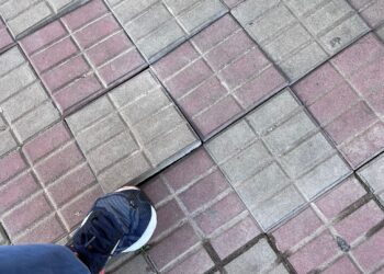 Marciapiedi ko a Cagliari, persino camminare sta diventando pericoloso: la polemica in consiglio comunale