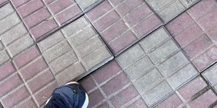 Marciapiedi ko a Cagliari, persino camminare sta diventando pericoloso: la polemica in consiglio comunale