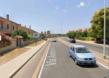 Cagliari, caos in via Vesalio ridotta a una corsia per fare spazio alla pista ciclabile: “Il festival degli ingorghi in arrivo”
