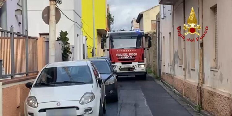 Sestu, sostanze chimiche nei locali di un’attività commerciale: una persona intossicata, in campo i vigili del fuoco