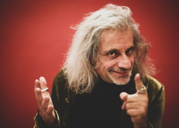 Alessandro Bergonzoni in tournée nell’Isola con “Arrivano i Dunque/Avannotti, sole Blu e la storia della giovane Saracinesca”