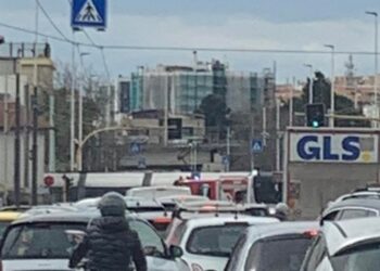 Cagliari, schianto fra metropolitana e auto in viale Marconi: traffico in tilt, strada bloccata