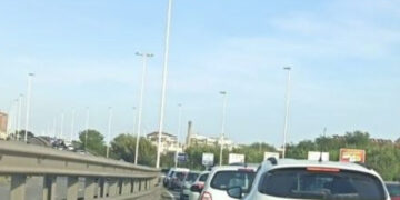 Cagliari, doppio tamponamento paralizza l’asse mediano: la giungla quotidiana del traffico impazzito