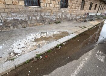 Cagliari, degrado in via Flavio Gioia: “Portiamo i figli a scuola fra pozzanghere puzzolenti e transenne”