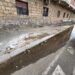 Cagliari, degrado in via Flavio Gioia: “Portiamo i figli a scuola fra pozzanghere puzzolenti e transenne”