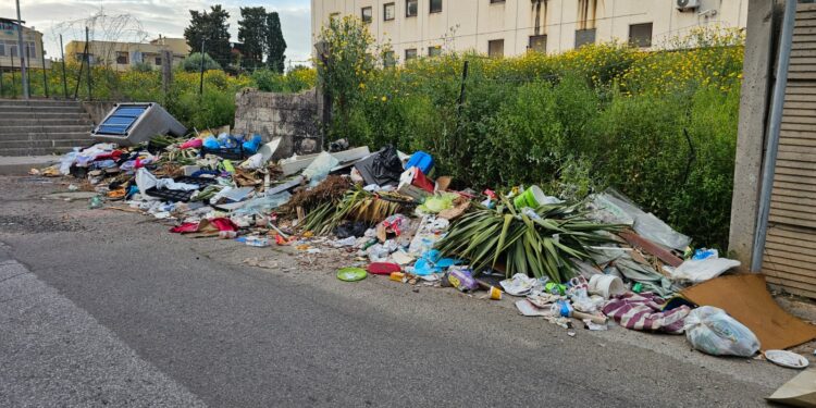 Disastro Cagliari, cumuli di rifiuti in via del Lentisco a Pirri