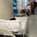 Cagliari, attese infinite al pronto soccorso, barelle nei corridoi e ambulanze in fila: medici in rivolta contro il disastro sanità
