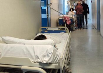 Cagliari, terzo mondo Brotzu: “Accampati come zingari, barelle in corridoio e igiene precaria”