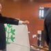 Sigaro in bocca e bandiera di A Innantis!, “Inno oltraggiato in consiglio regionale, grave il silenzio della Todde”
