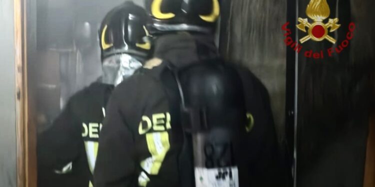 Cagliari, paura a Sant’Elia: divampa un incendio in una cantina, salvi gli appartamenti