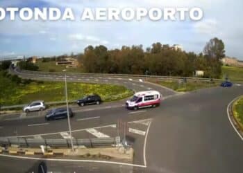 Caos e pericoli alla rotonda dell’aeroporto di Elmas: ecco i furbetti che attendono in sosta vietata per non pagare