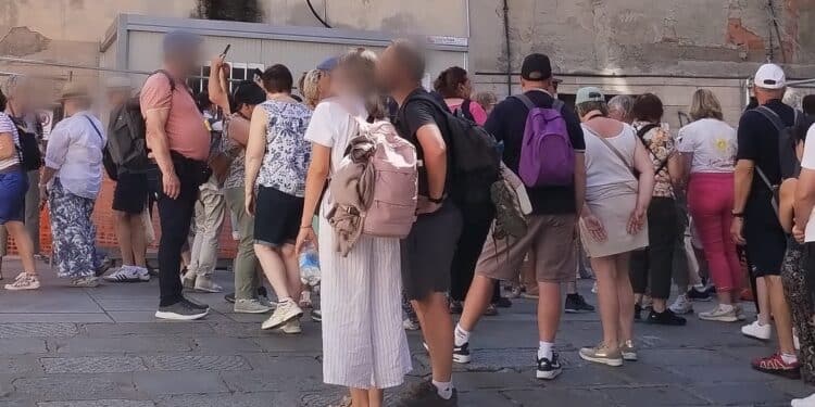 Cagliari, Torre dell’Elefante assediata dai turisti e disagi per i residenti: “Bloccano la strada e si arrabbiano se gli si fa notare che dovrebbero spostarsi”