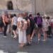 Cagliari, Torre dell’Elefante assediata dai turisti e disagi per i residenti: “Bloccano la strada e si arrabbiano se gli si fa notare che dovrebbero spostarsi”