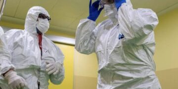 Sospetto caso di Ebola al Ss. Trinitá, in corso accertamenti: attivato il protocollo di biocontenimento