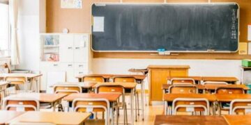 Allarme caldo nelle scuole, la denuncia di Chrisvisione: “Studiare in queste condizioni è disumano” (VIDEO)